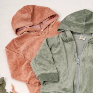 104150Campera plush con capucha