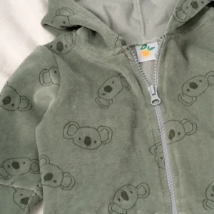 144145Campera bebe de plush estampada con capucha